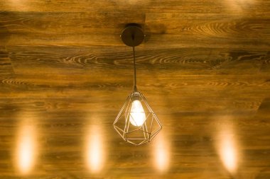 Tavanda bir bronz kahverengi ahşap modern şık geometrik lamba