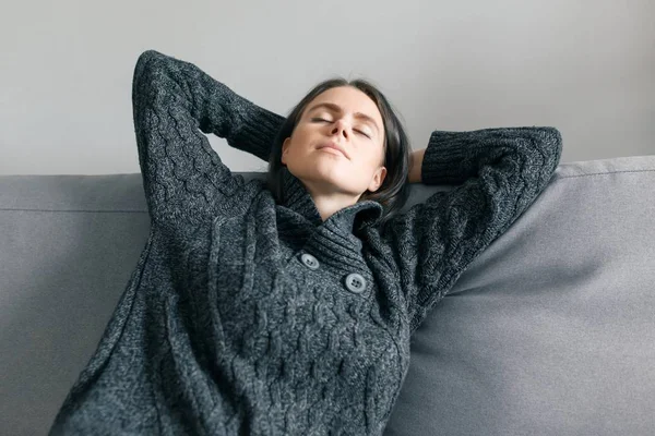 Retrato de inverno outono de menina descansando em casa no sofá em roupas quentes — Fotografia de Stock