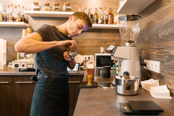 Portret młody mężczyzna barista przygotowywania napojów. Koncepcja biznesowa coffee shop — Zdjęcie stockowe