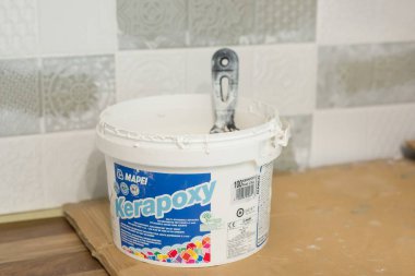 Kyiv, Ua, 15-03-2019. Mapei kerapoxy iki bileşenli, dekoratif, aside dayanıklı Epoksi derz fayans eklemlerin için kova. Yükleme ve dekoratif Derz Dolgu ortamlarda tamamlandıktan