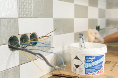 Kyiv, Ua, 15-03-2019. Mapei kerapoxy iki bileşenli, dekoratif, aside dayanıklı Epoksi derz fayans eklemlerin için kova. Yükleme ve dekoratif Derz Dolgu ortamlarda tamamlandıktan