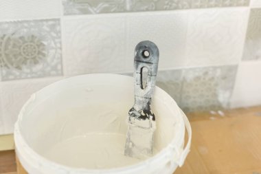 İki bileşenli, dekoratif, aside dayanıklı Epoksi derz fayans eklemlerin için kova. Yükleme ve dekoratif Derz Dolgu yüksek estetik değeri olan ortamlarda tamamlandıktan.