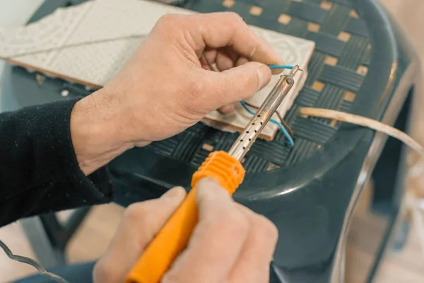Männliche Halterung Lötkolbenwerkzeug reparieren, elektrische Drahtverbindung, Löten mit einem Lötkolben — Stockfoto