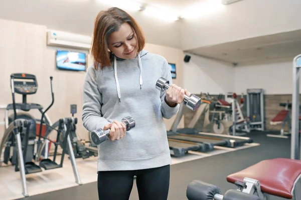 Retrato de una hermosa mujer de mediana edad en el gimnasio. Salud fitness deporte edad concepto — Foto de Stock