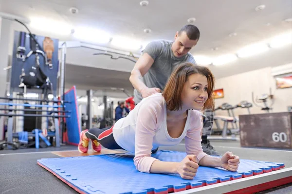 Entrenador personal de fitness que trabaja con una mujer madura en el gimnasio. Salud fitness deporte edad concepto — Foto de Stock