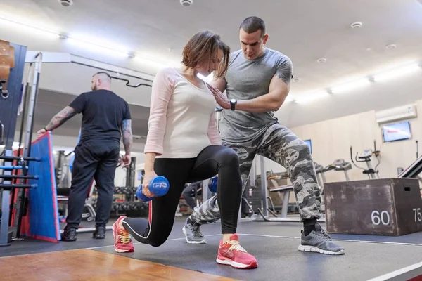 Γυναίκα αθλητή που κάνει push ups με trx ιμάντες γυμναστικής στο γυμναστήριο έννοια προπόνηση υγιούς αθλητισμού — Φωτογραφία Αρχείου