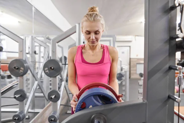 Jeune femme blonde sportive dans la salle de gym. Personnes fitness sport mode de vie sain concept — Photo