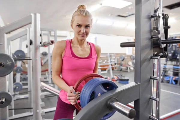 Jeune femme blonde sportive dans la salle de gym. Personnes fitness sport mode de vie sain concept — Photo