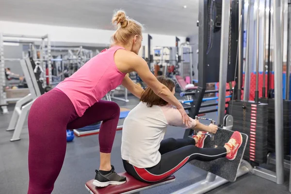 Personal fitness trainer esercizio di lavoro con donna matura in palestra. Salute fitness sport età concetto — Foto Stock