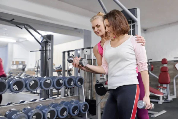 Orta yaşlı bir kadın fitness merkezinde spor egzersiz yapmak. Olgun kadın yardımcı kişisel spor eğitmeni. Sağlık fitness spor yaş kavramı — Stok fotoğraf