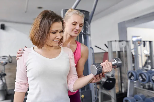 Sağlık kulübünde egzersiz yaz kadın yardım kişisel fitness eğitmeni. Sağlık fitness spor yaş kavramı — Stok fotoğraf
