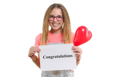 Kız izole beyaz zemin üzerine kırmızı kalp balon ile gülümseyen eller genç ve güzel genç kız, beyaz kağıt üzerinde yazılı Tebrikler kısa mesaj