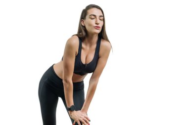 Genç kadın runner siyah spor giyim, beyaz arka plan üzerinde kopya alanı izole içinde