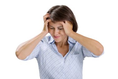 Baş, onun depresyon baş ağrısı sorunları migren, ellerini beyaz izole arka plan üzerinde tutan Olgun kadın