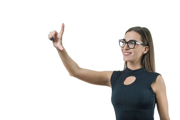 Femme d'affaires moderne avec des lunettes tactile écran virtuel, en utilisant la technologie numérique sur le lieu de travail. Entreprises, finance, économie et technologie, isolées sur fond blanc . — Photo