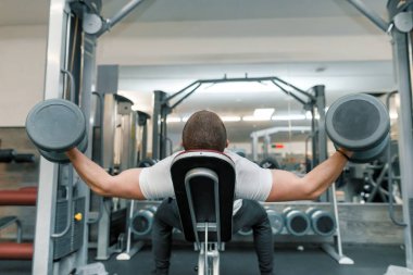 Halter ağır ağırlık eğitim salonunda çalışan kas genç adam. Spor, vücut geliştirme, atlet, halter, Egzersiz Egzersizler kavramı