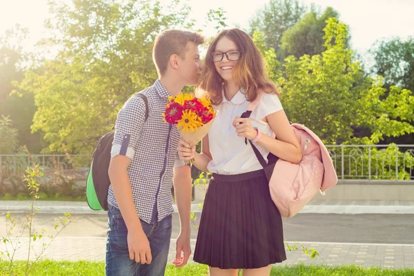 Adolescentes chico y chica 14, 15 años de edad caminar, reír, hablar . —  Fotos de Stock