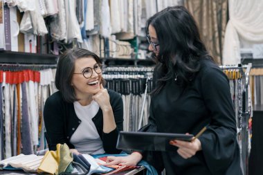 İki kadın iç kumaşlar dijital tablet perde ve döşemelik kumaşlar, tasarımcı ve yeni iç kumaşlar tercih alıcı için showroom ile çalışma