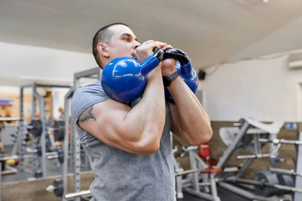 Genç güçlü kas atlet vücut geliştirmeci Asansör ağırlıkları spor salonunda ağırlık eğitim — Stok fotoğraf