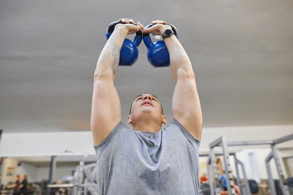 Junger muskulöser Athlet Bodybuilder stemmt Gewichte im Fitnessstudio, Krafttraining — Stockfoto