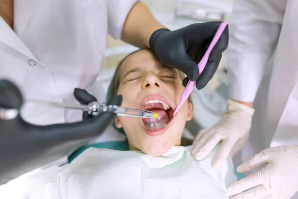 Mladý pacient v Zubařské křeslo. Lékařství, zubní lékařství a zdravotnictví koncepce — Stock fotografie