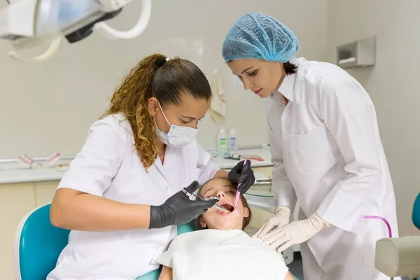 Dentist makes anesthetic injection in the gum — Stock Photo, Image