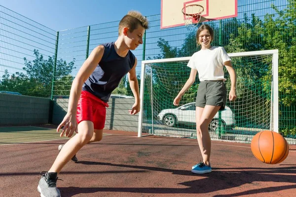 バスケット ボール コートの 2 人のプレーヤー、ティーンエイ ジャーの女の子と男の子、朝 Streetball バスケット ボール ゲーム — ストック写真