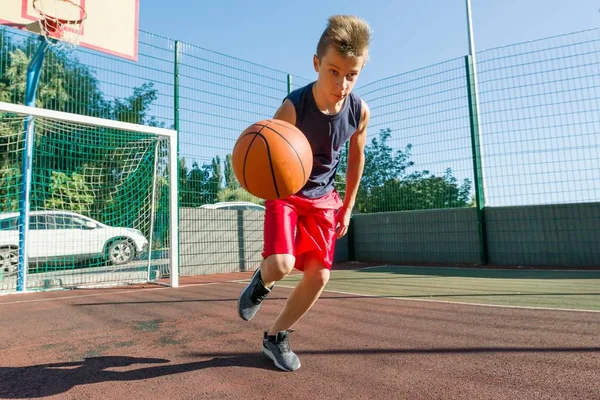 晴れた日にボールと遊ぶ屋外ポートレートストリートバスケットボール選手 — ストック写真