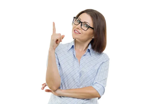 Портрет жінки середнього віку в окулярах з індексним пальцем вгору, увага, білий фон ізольовано — стокове фото