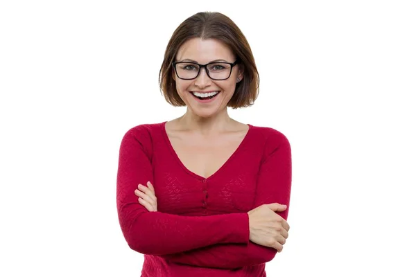 Glimlachend succesvolle vertrouwen van middelbare leeftijd vrouw in glazen met gekruiste armen kijken naar camera op witte achtergrond, geïsoleerd — Stockfoto