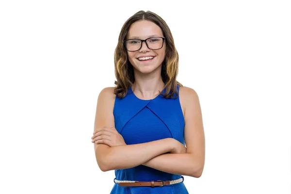 Chica confiada estudiante en gafas con los brazos cruzados sonriendo sobre fondo blanco, aislado —  Fotos de Stock