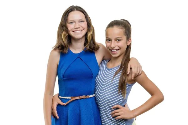 Dvě šťastné a krásné mladé dívky, s dokonalým bílým úsměvem, izolované na bílém pozadí — Stock fotografie
