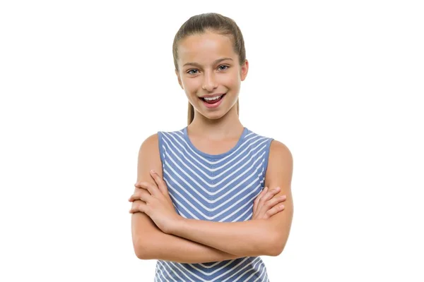 รูปสาวสวยอายุ 10, 11 ปี เด็กที่มีรอยยิ้มสีขาวที่สมบูรณ์แบบ ถูกแยกจากพื้นหลังสีขาว — ภาพถ่ายสต็อก