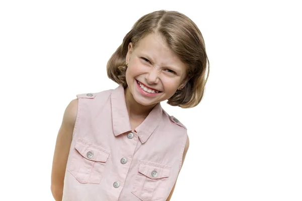 Portrait de belle fille de 7, 8 ans. Enfant avec un sourire blanc parfait, isolé sur fond blanc — Photo