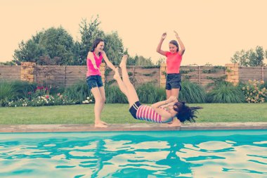 3 genç kız yüzme havuzunda eğlenirken grup. Havuzda birbirlerine atma oynayın