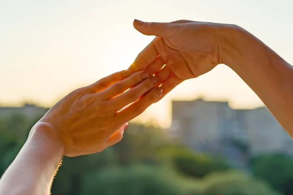 Mãos mostrando gesto dos dedos juntos, símbolo de amizade e relacionamento. Fundo pôr do sol da noite, silhueta da cidade — Fotografia de Stock