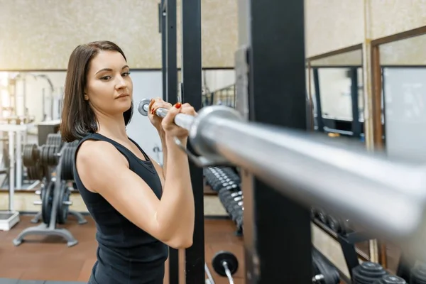 Junge schöne athletische Brünette, die Fitnessübungen in der Turnhalle macht. Fitness, Sport, Training, Menschen, gesundes Lebensstilkonzept. — Stockfoto