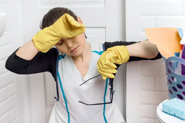 Cansado mujer adulta limpieza cuarto de baño aseo . — Foto de Stock