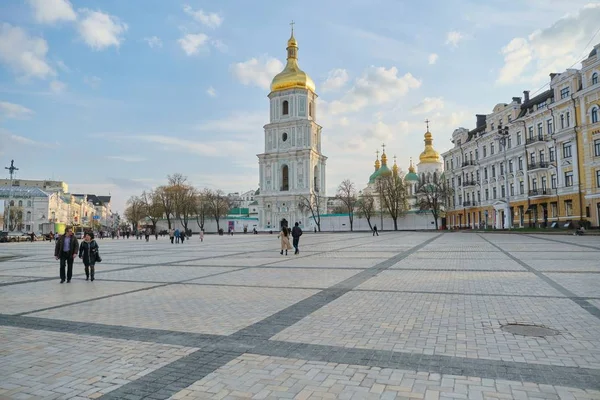 Kyiv UA, 17-04-2019. Historical and tourist center of Kyiv, St. Sophia Square, St. Sophia Cathedral, bell tower, unesco monument, city in spring — Stock Photo, Image