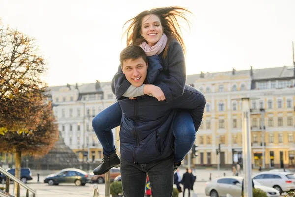 Les jeunes s'amusent dans la ville de printemps, beau jeune homme et femme drôle, heure d'or — Photo