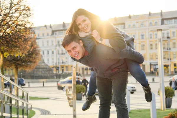 Les jeunes s'amusent dans la ville de printemps, beau jeune homme et femme drôle, heure d'or — Photo