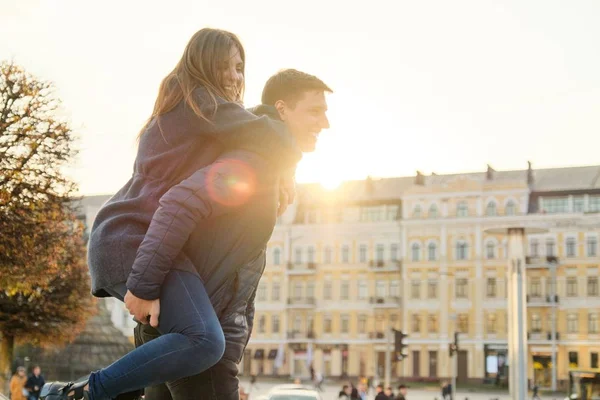 Par vackra studenter har roligt i staden, bakgrund vårstad, ung man och kvinna skrattar, gyllene timmen — Stockfoto