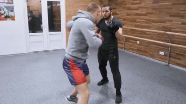 İki genç erkek boksör spor salonunda antrenman lar. Kiev Ua, 28-03-2019.