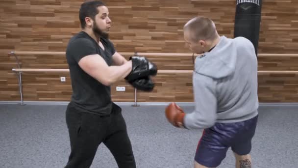 Två unga manliga boxare tränar i gymmet. Kiev UA, 28-03-2019. — Stockvideo