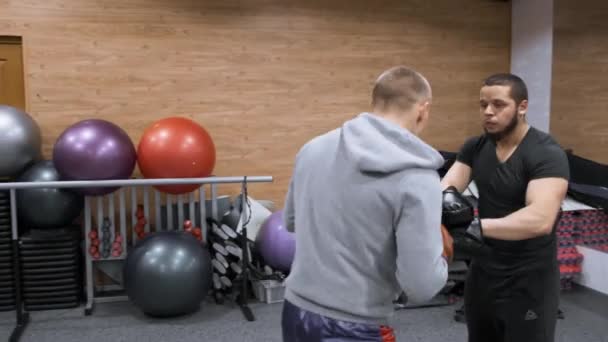 Dos jóvenes boxeadores están entrenando en el gimnasio. Kiev UA, 28-03-2019 . — Vídeos de Stock