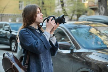 Şehirde kamera ile güzel genç kadın. Turist kız seyahat ve fotoğraf, bahar şehir sokak arka plan