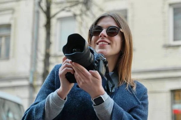 Jong mooi meisje met camera in het voorjaar stad, meisje toerist het nemen van foto 's op straat — Stockfoto