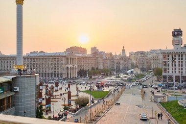 Kiev Ua, 23-04-2019. Ukrayna, Kiev, kare Maidan Nezalezhnosti, başkentin merkezi. Panopam köprüden vuruldu, bahar, altın saat