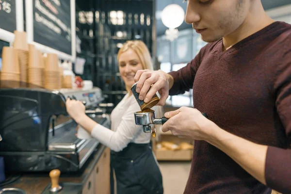 バリスタの男性と女性のコーヒー、コーヒー ショップで働く若者たちのカップル — ストック写真
