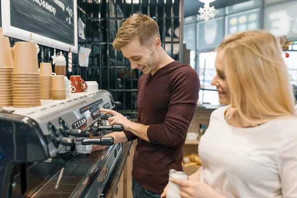 Couple de jeunes propriétaires de café hommes et femmes près du comptoir, parlant et souriant, concept d'entreprise de café — Photo